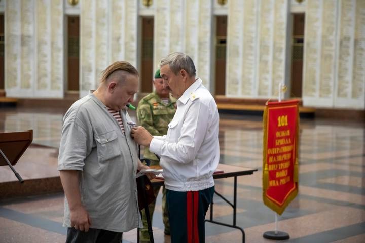 Ветеранов 101-й ОсБрОН наградили в Музее Победы