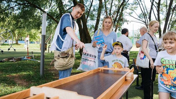 Профессии на практике: как провели лето участники летних оплачиваемых стажировок для подростков