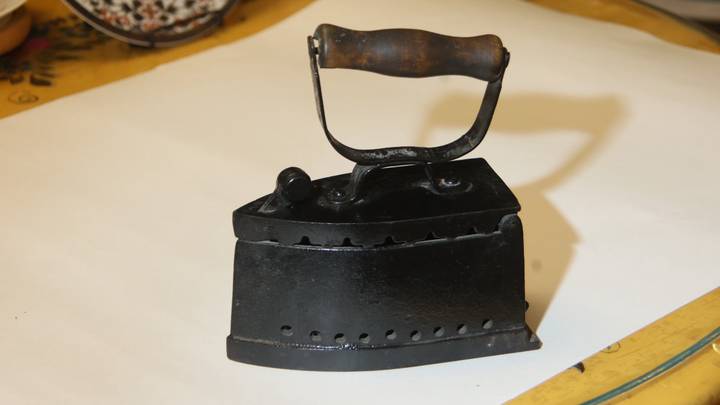 Москвичка Надежда Шибанникова хранит дома угольный утюг 1923 года