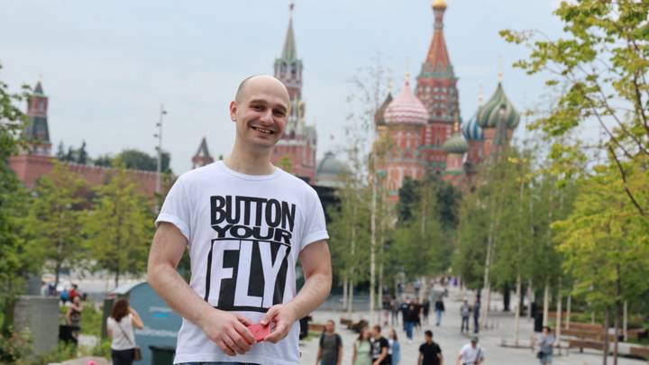 Владелец языковой школы Филипп Палабра тоже не уехал из нашей страны, а продолжил работать с россиянами