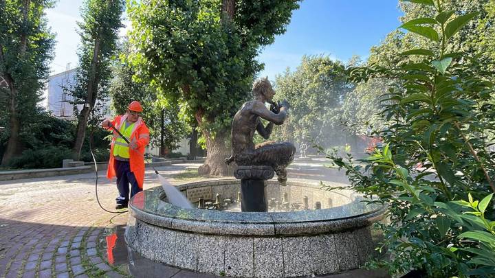 Специалисты промыли фонтаны в столичном саду «Аквариум»