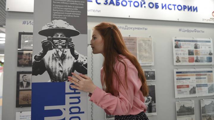 Стереоскоп. На экспозиции «Москва — с заботой об истории» предлагают посмотреть старые фото (негативы)