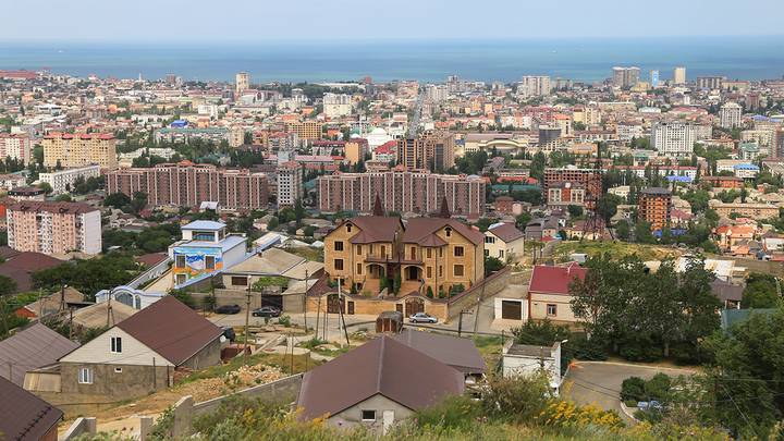 Makhachkala mengundang para tamu: mengapa Anda harus pergi ke kota yang menakjubkan di tepi Laut Kaspia