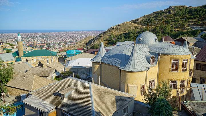 Makhachkala mengundang para tamu: mengapa Anda harus pergi ke kota yang menakjubkan di tepi Laut Kaspia