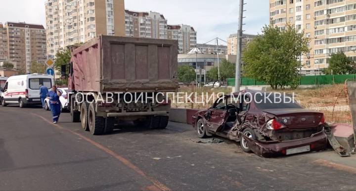 Двухлетний ребенок пострадал в ДТП с грузовиком на Косинском шоссе в Москве
