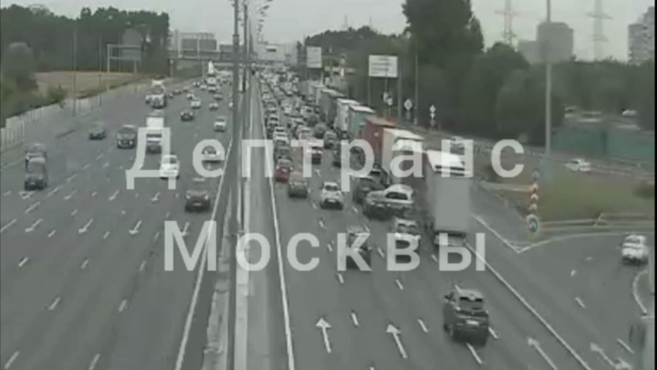 Появилось видео ДТП с участием пяти машин на МКАД