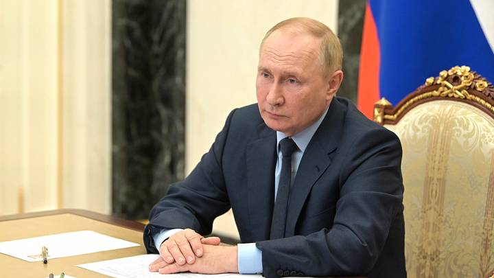 Путин совершил поездку в Мариуполь и пообщался с местными жителями