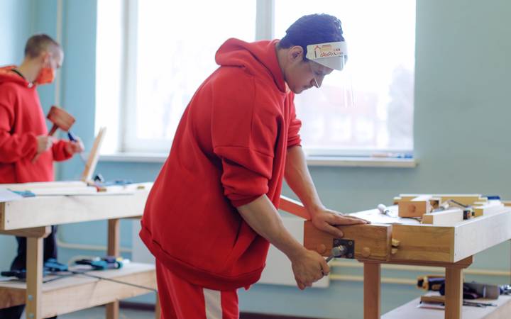 Данияр Иссабеков, победитель Московского чемпионата «Абилимпикс – 2022» в компетенции «Столярное дело»