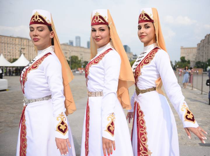 Участницы ансамбля ALLON Альбина Багаева, Анна Проценко и Марина Кулумбекова (слева направо) выступили на празднике «Народы Москвы»