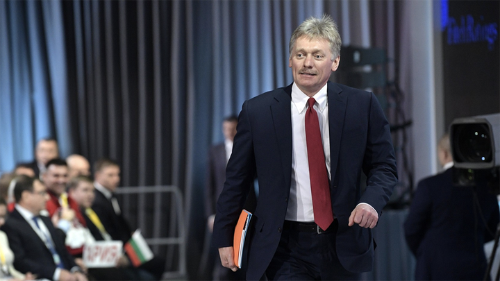 «Будьте проще»: Песков прокомментировал приостановку выдачи загранпаспортов с чипами