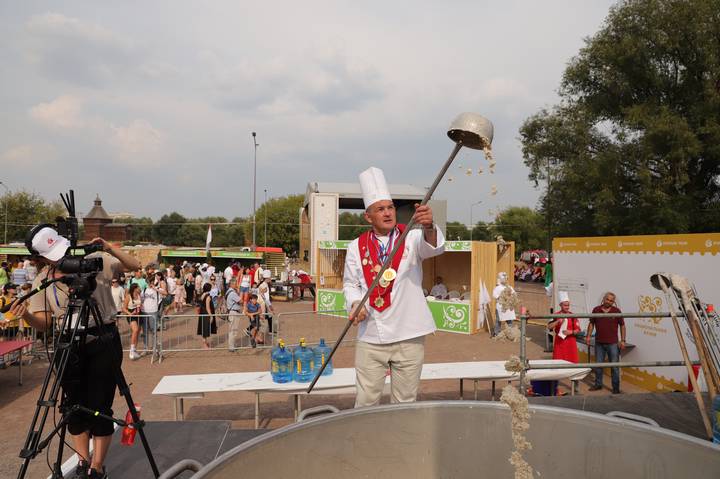 Проводили лето весело с песнями и рекордами