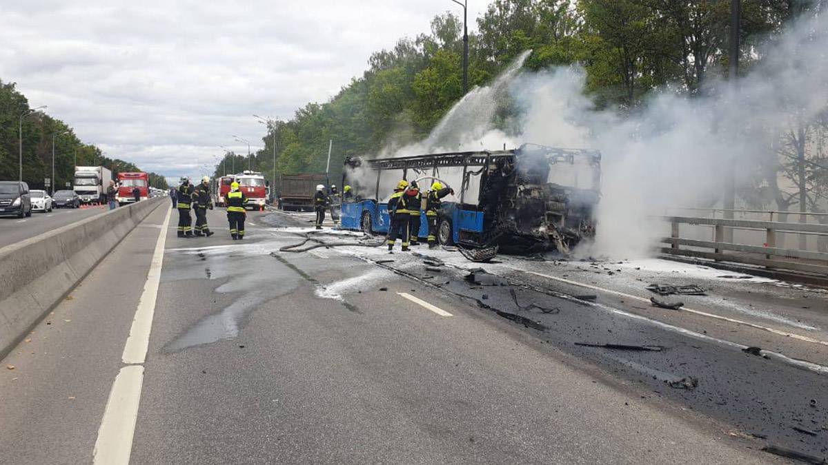Автобус загорелся в результате столкновения с грузовиком на Калужском шоссе