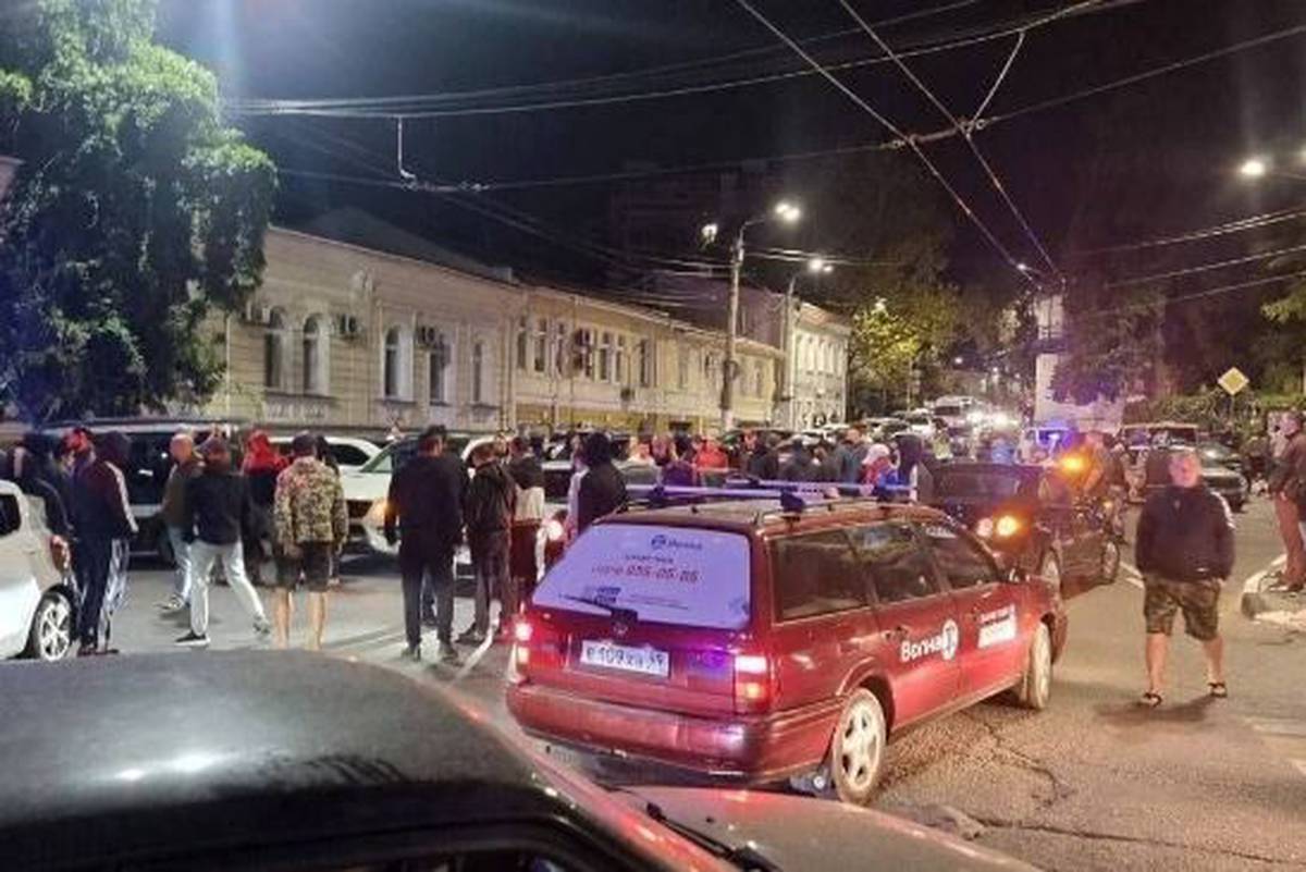 Жители Ялты собрались возле МВД, требуя задержать подозреваемого в убийстве
