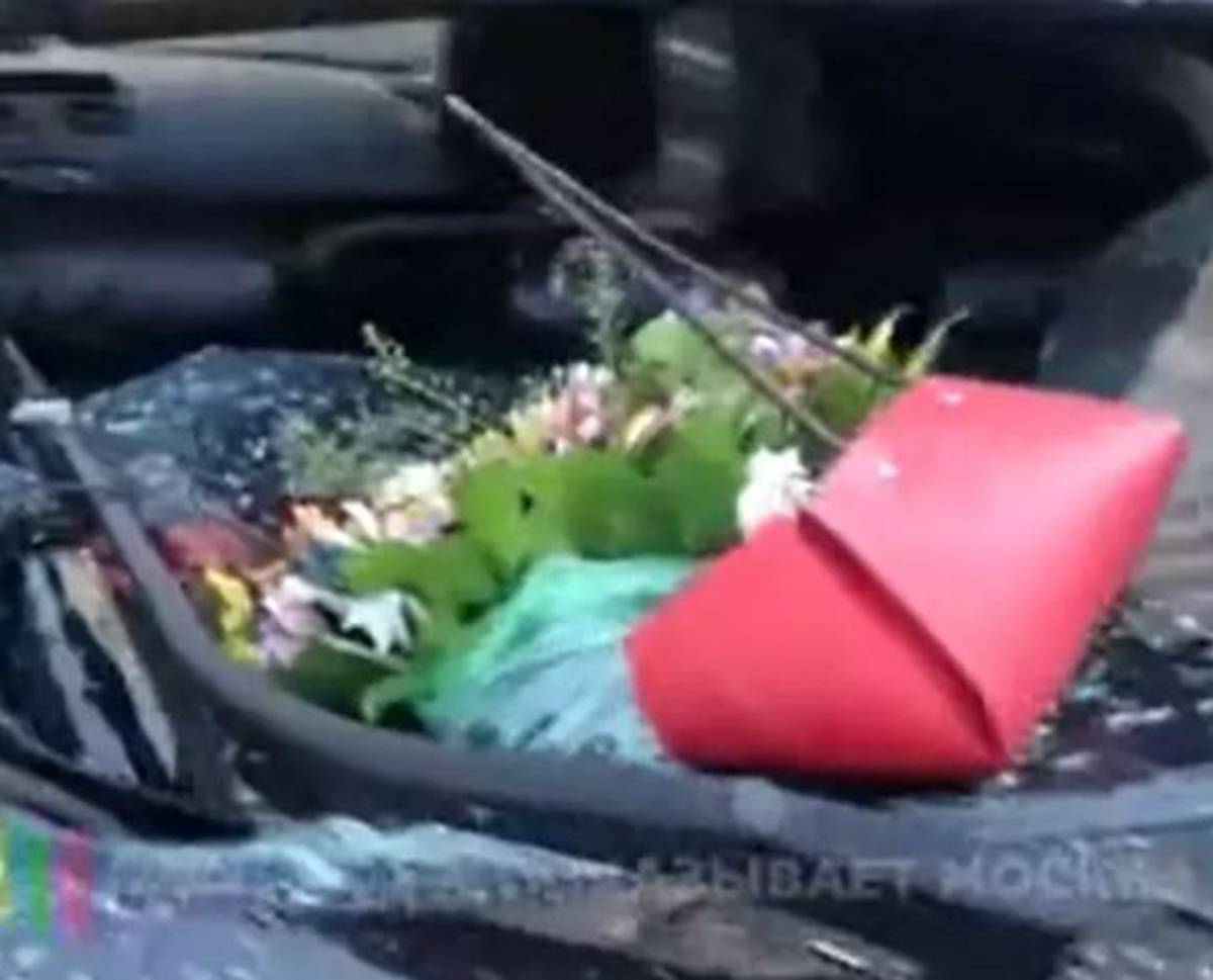 Иномарку Mazda в московском дворе разбили букетом цветов
