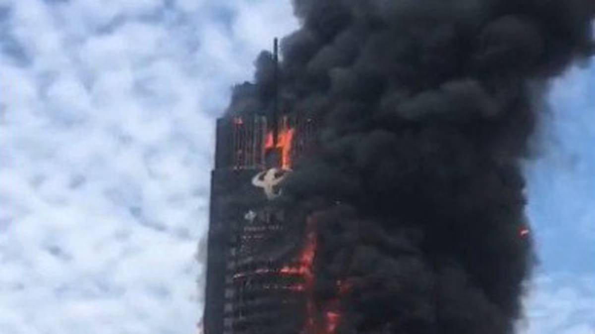 Здание крупнейшего оператора телефонной связи загорелось в Китае