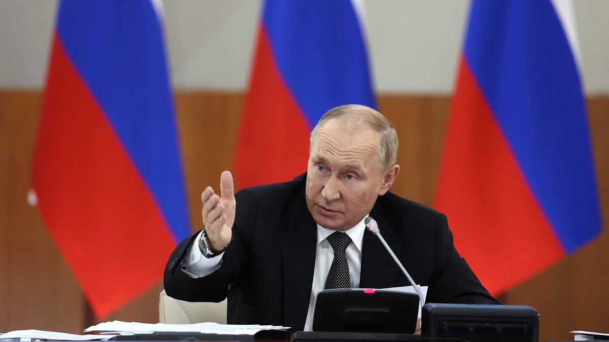 Путин на совещании с Совбезом предложил обсудить обеспечение внутренней безопасности