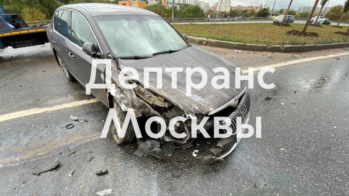 Грузовик и легковушка столкнулись на Симферопольском шоссе