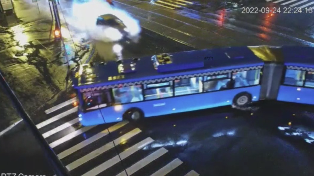 Мужчина, не пытаясь затормозить, сбил двух женщин и врезался в автобус на юге Москвы. Видео