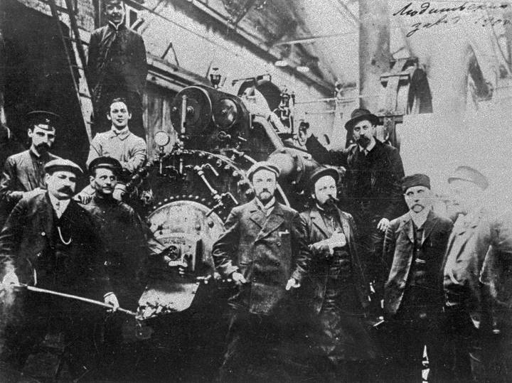 Студенты Императорского Московского технического училища на практике в цехе паровых котлов Людиновского завода. Москва. 1908 г.