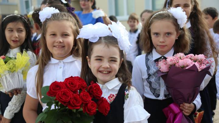 Ученицы школы № 2120 Настя Китанова, Лиза Шапиро и Полина Любина на линейке