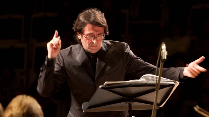 За дирижерским пультом на открытии Московского международного джазового фестиваля