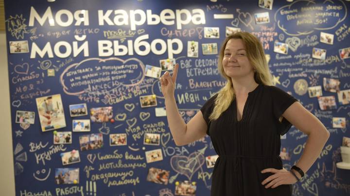 Сотрудница центра Юлия Кудина на фоне мотивирующего стенда, призывающего людей поверить в собственные силы и начать путь к работе своей мечты. Отклики, оставленные трудоустроившимися посетителями центра «Моя карьера», вдохновляют тех, кто еще на старте 