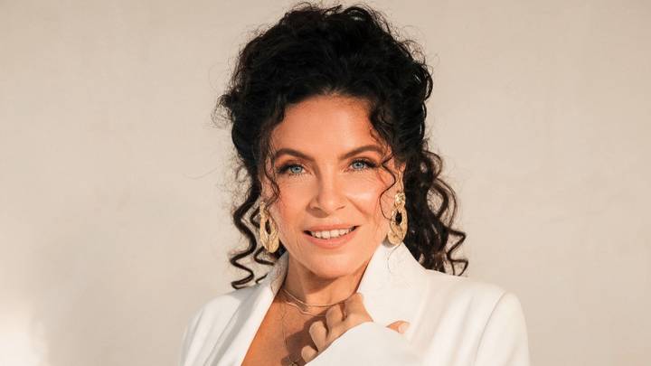 «Приехала в Россию и расплакалась от счастья»: австралийская певица Перукуа — о любви к нашей стране, исцелении голосом и возрасте