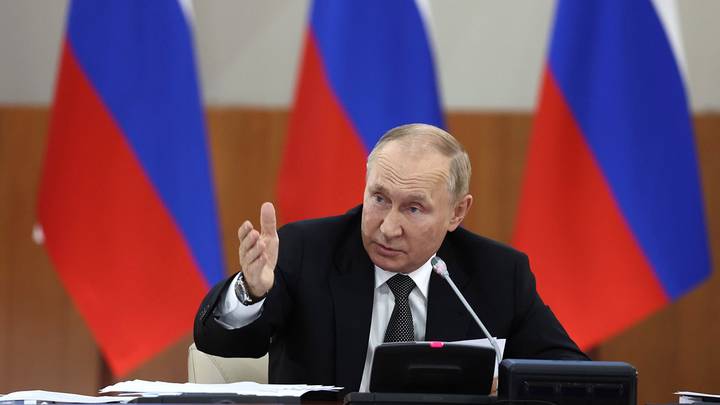 «Не более-менее, а хорошие»: Путин за рулем авто оценил дороги Мариуполя