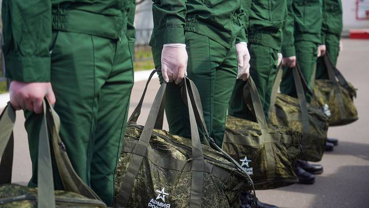 Подлежащие призыву россияне получают повестки на границе с Грузией