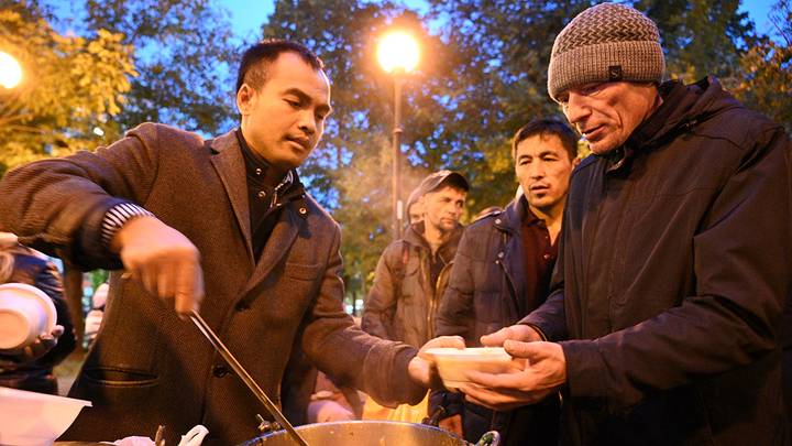 Раздача пищи бездомным / Фото: Алексей Орлов / Вечерняя Москва