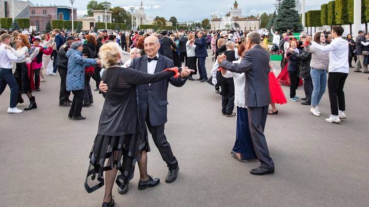 189 пар – участников «Московского долголетия» присоединились к акции «Вальс народов России»
