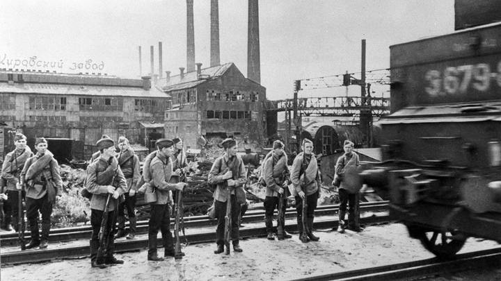 Ленинград,1941 год. Рабочие Кировского завода направляются на фронт. Репродукция фотохроники ТАСС