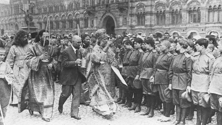 Митрополит Московский Тихон (в центре) на церемонии благословления ударного женского батальона перед отправкой на фронт на Красной площади во время Первой мировой войны. Фотография из журнала "Искры", приложения к газете "Русское слово". Репродукция. ТАСС