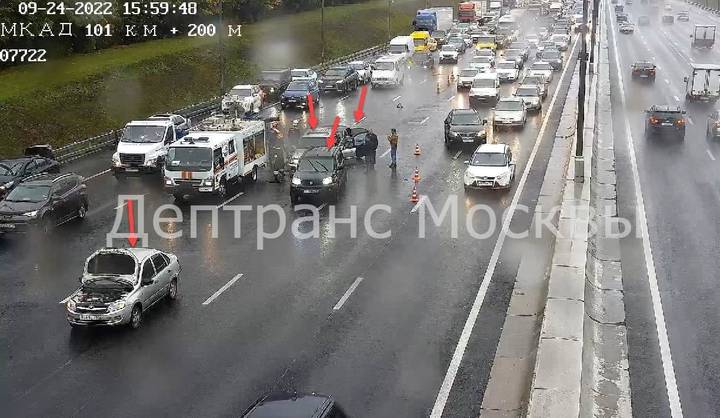 Несколько автомобилей столкнулись на МКАД