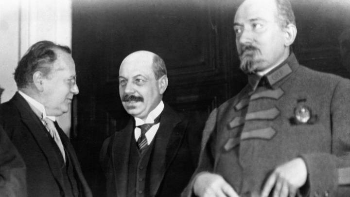 Народный комиссар иностранных дел Георгий Васильевич Чичерин (справа) и Максим Максимович Литвинов (слева) встречают первого посла Франции в СССР Жана Эрбэта (в центре)