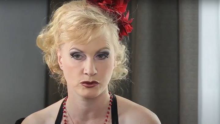 Морждар жалаңаш жүзеді