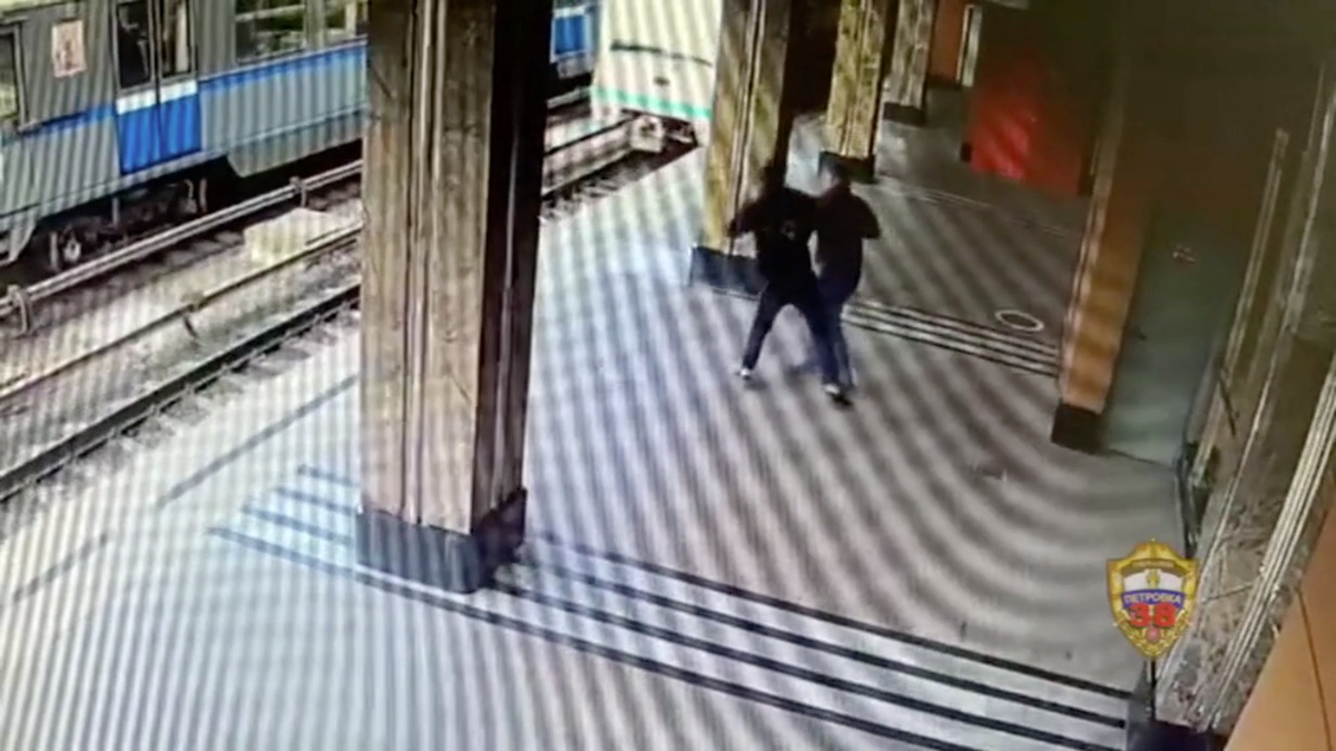 Мужчина обиделся на критику своего внешнего вида и избил обидчика в столичном метро
