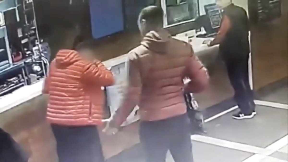 Мужчина напал на женщину в ресторане быстрого питания в центре столицы и ограбил ее