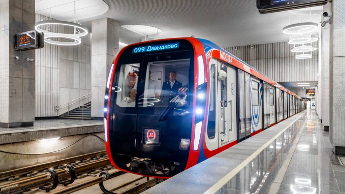 Почти 850 вагонов поезда «Москва-2020» курсирует в столичном метро