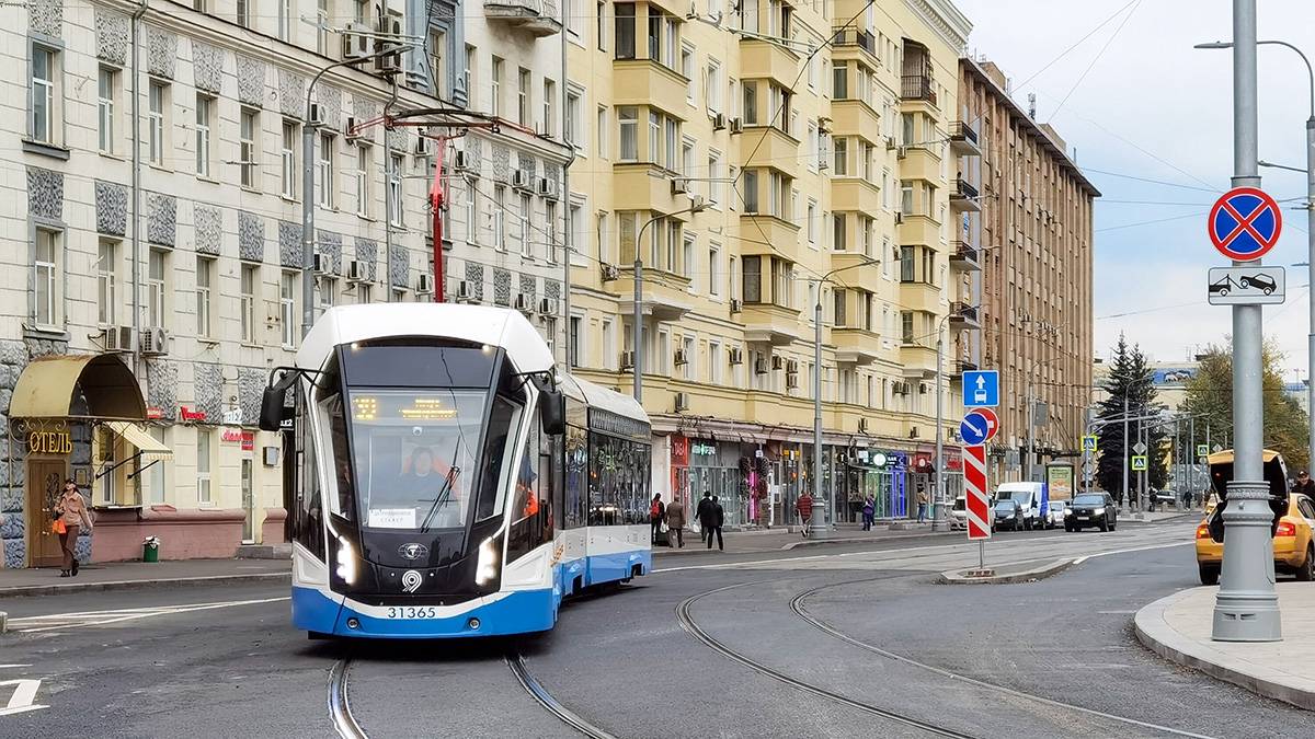 Трамваи № 6 задерживаются на северо-западе Москвы из-за автомобиля на путях