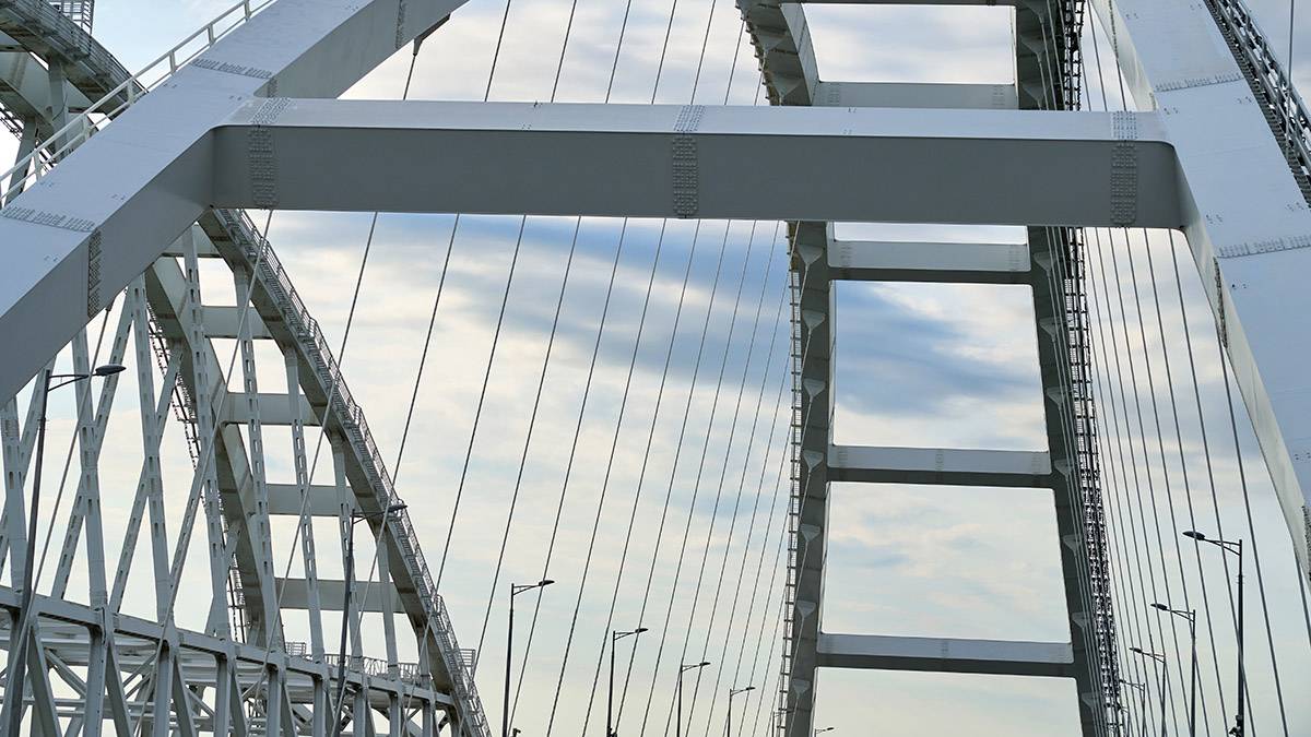 Движение автотранспорта по Крымскому мосту временно остановлено