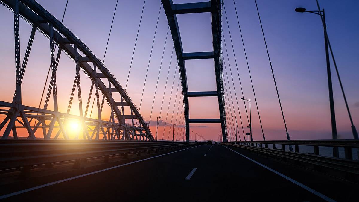 Движение по Крымскому мосту возобновили после временного перекрытия