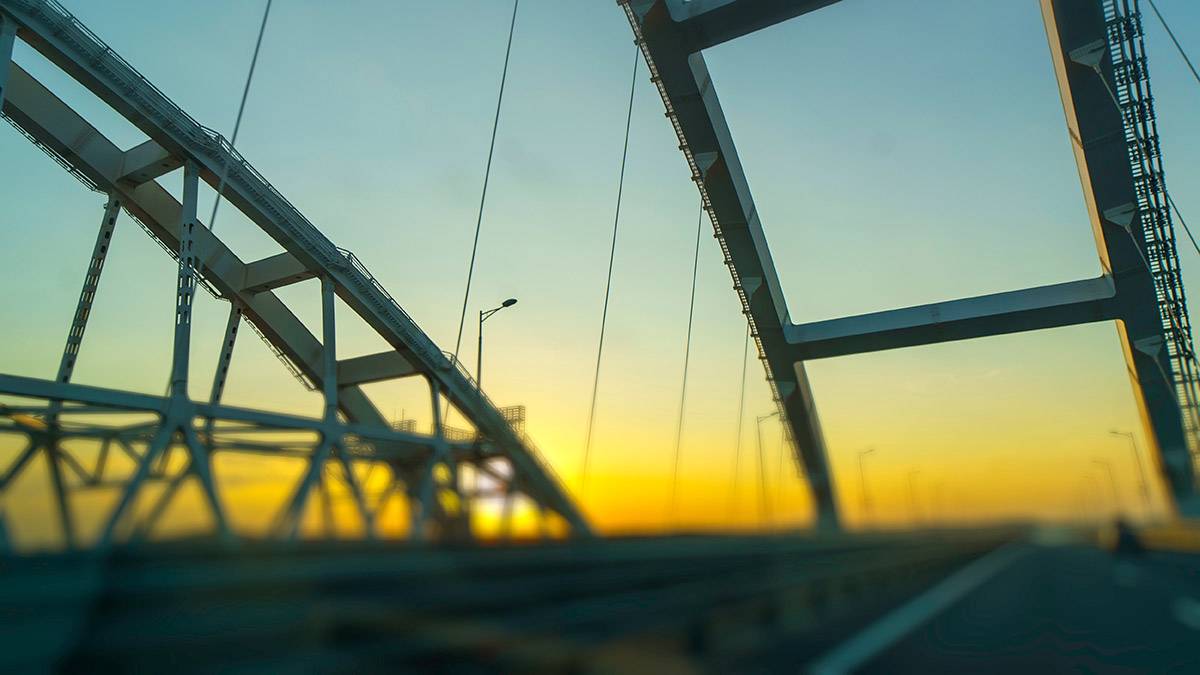 Пробка у Крымского моста выросла до восьми километров