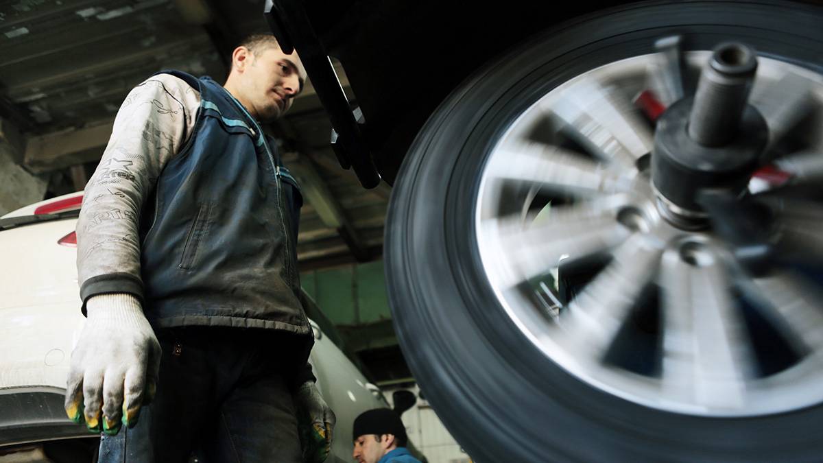 Шины не по сезону и нештатные фары: какие штрафы ждут российских автолюбителей