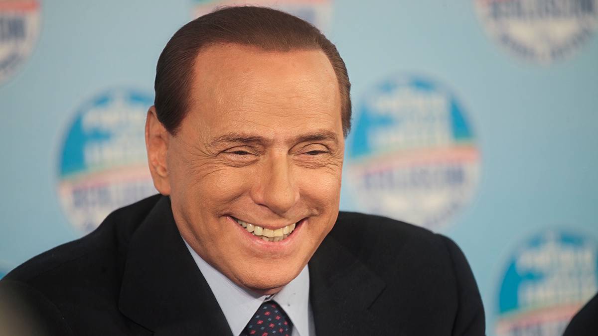 Берлускони заявил, что пошутил об обмене подарочным алкоголем с Путиным