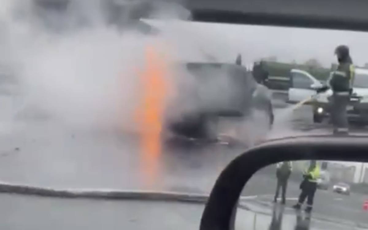 Porsсhe загорелся после столкновения с Lada в Подмосковье