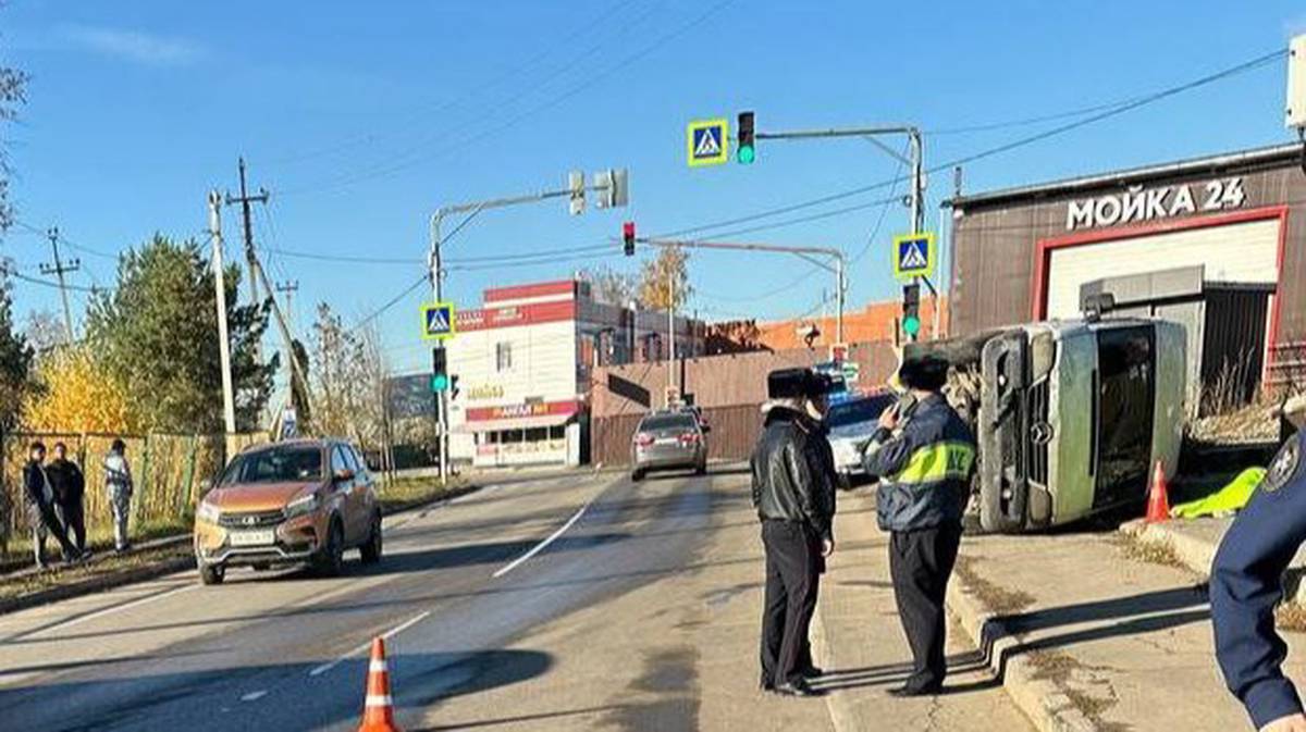 Водитель иномарки влетел в автобусную остановку и насмерть сбил 16-летнюю девушку в Подмосковье