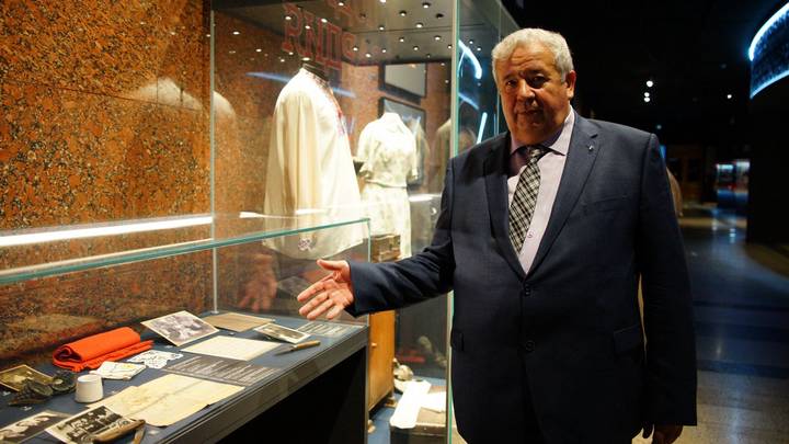 Заместитель директора Музея Победы Федор Смуглин показывает экспонаты выставки, открытой к юбилею «Молодой Гвардии» 