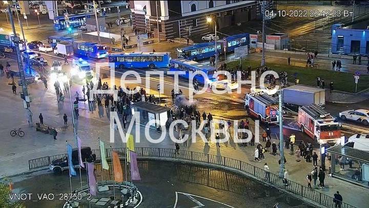 Легковой автомобиль загорелся на Щелковском шоссе