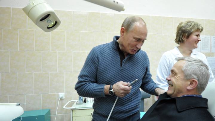 С губернатором Белгородской области Евгением Савченко в стоматологическом кабинете во время посещения Голочвинской участковой больницы, 2011 год / Фото: РИА Новости